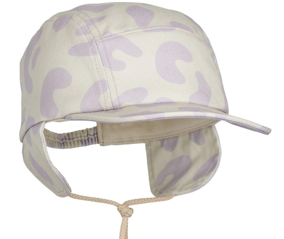 Boné infantil com padrão camuflado lilás e bege e proteção auricular