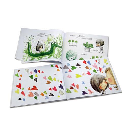 Dois livros infantis abertos com ilustrações coloridas