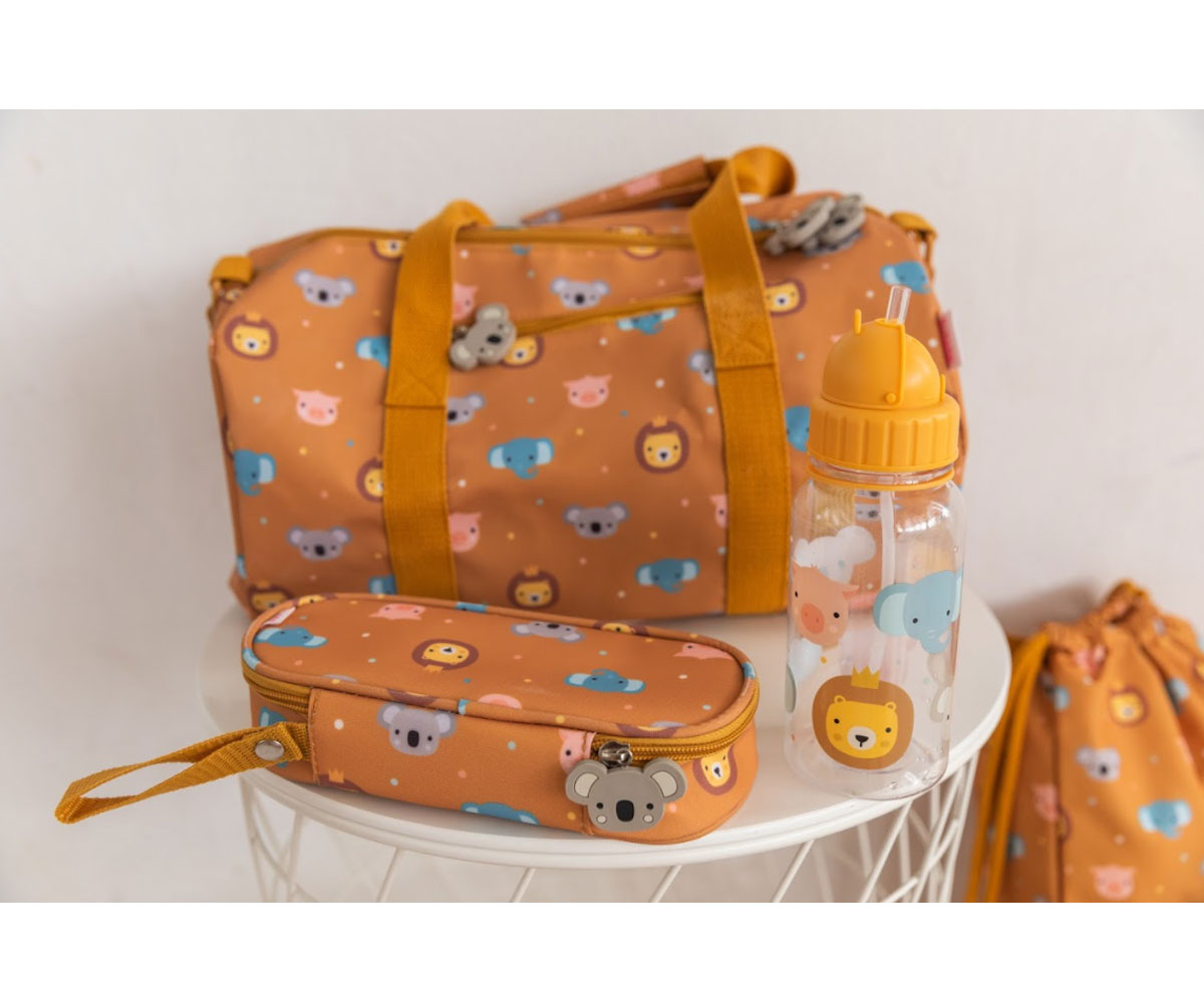 Conjunto infantil com mochila, estojo e garrafa com estampas de animais em fundo castanho