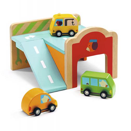 Brinquedo de madeira com rampa azul, túnel vermelho, carrinhas verdes e amarelas