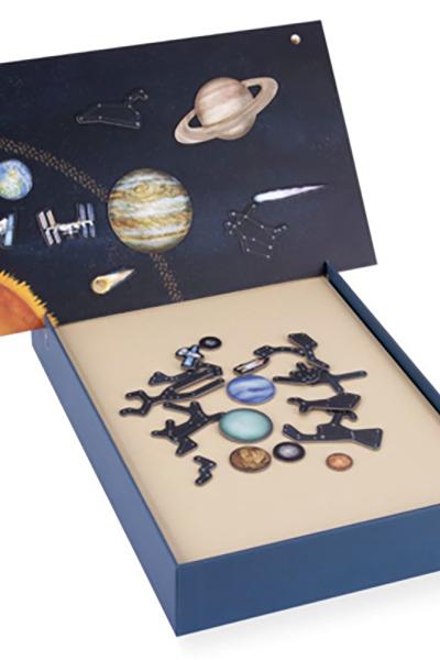 Jogo educativo de sistema solar com peças e ilustrações espaciais