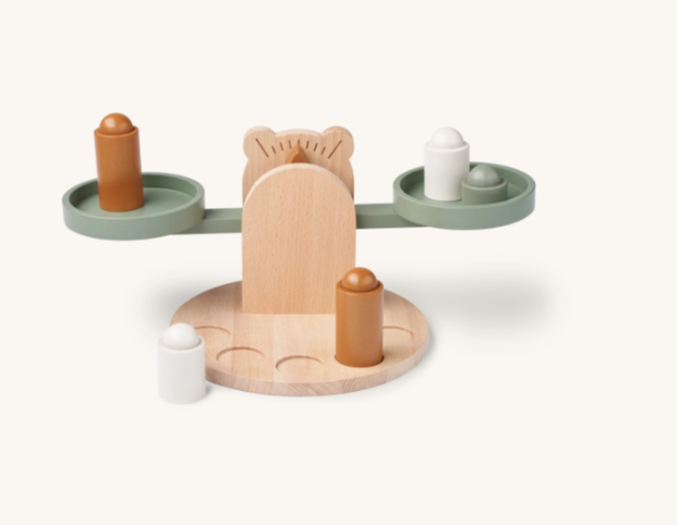 Balance de madeira com peças em branco e castanho sobre e em redor da base