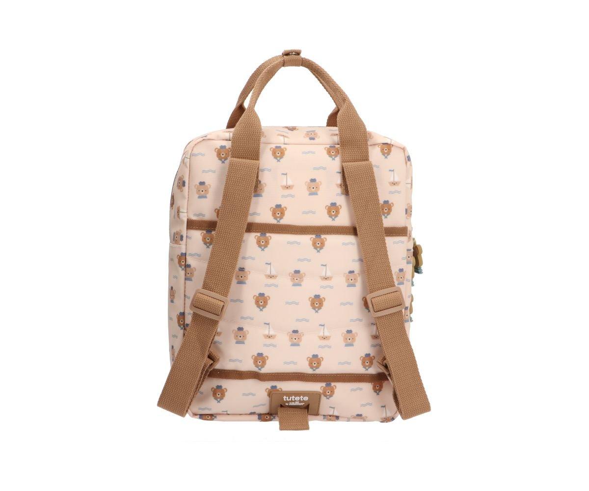 Mochila pequena bege com padrão de leões e ursinhos e alças castanhas claras