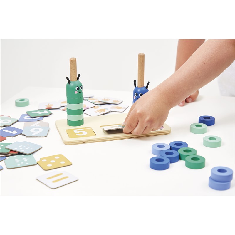 Brinquedo educativo de madeira com lagartas numeradas, tabuleiro e cartões de números e sinais