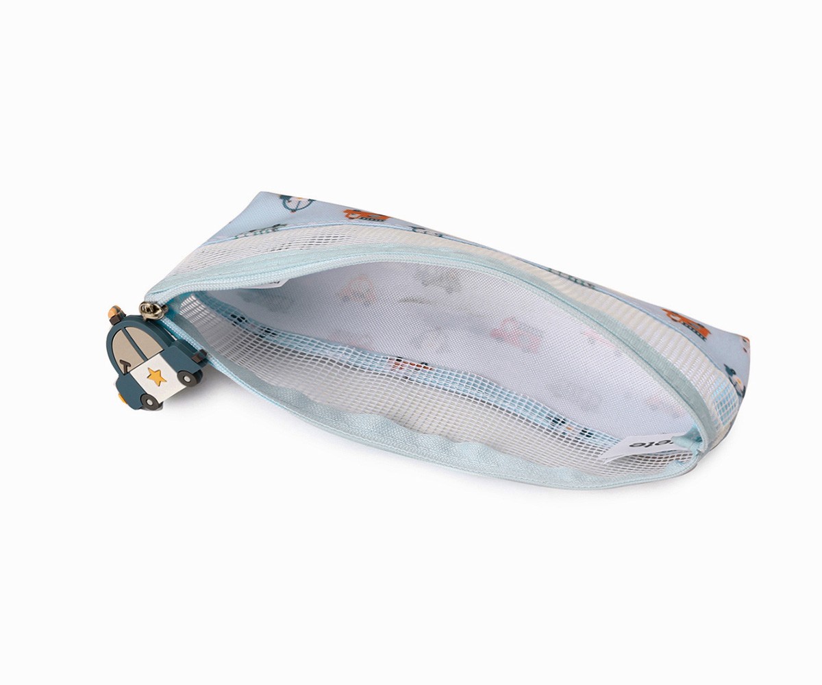 Estojo escolar azul claro com padrão de animais e fecho com carrinho de polícia