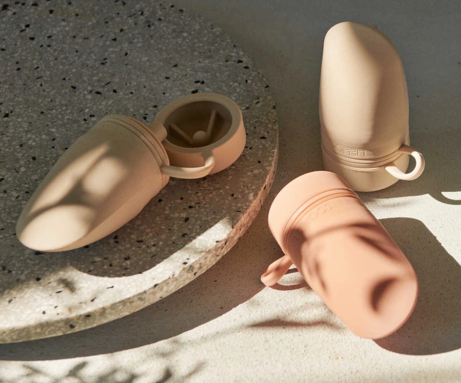 Capas de silicone para calçado em tons claros sobre superfícies de cimento e pedra