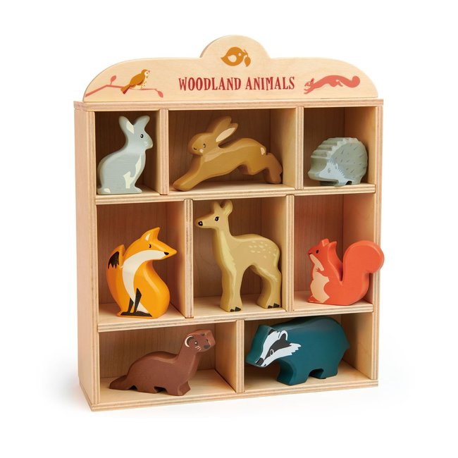 Conjunto de animais de madeira pintada em estante com texto 'WOODLAND ANIMALS'.