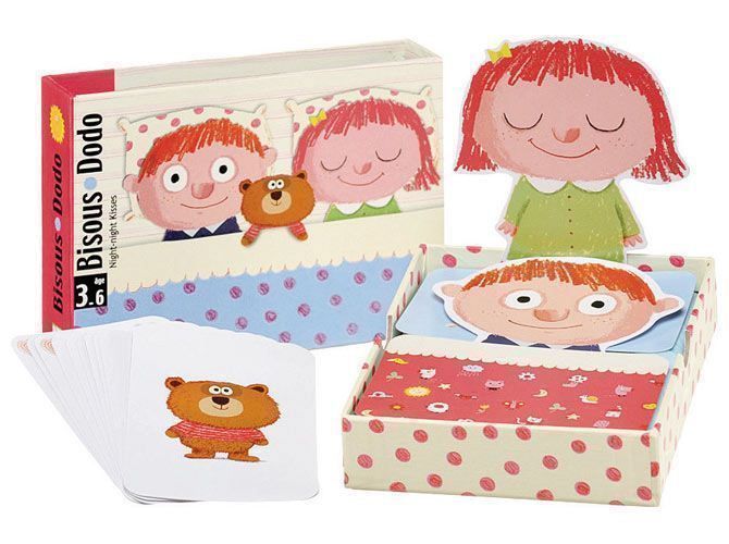 Jogo de cartas Bisous Dodo com ilustrações de crianças e urso, caixa branca com pontos vermelhos