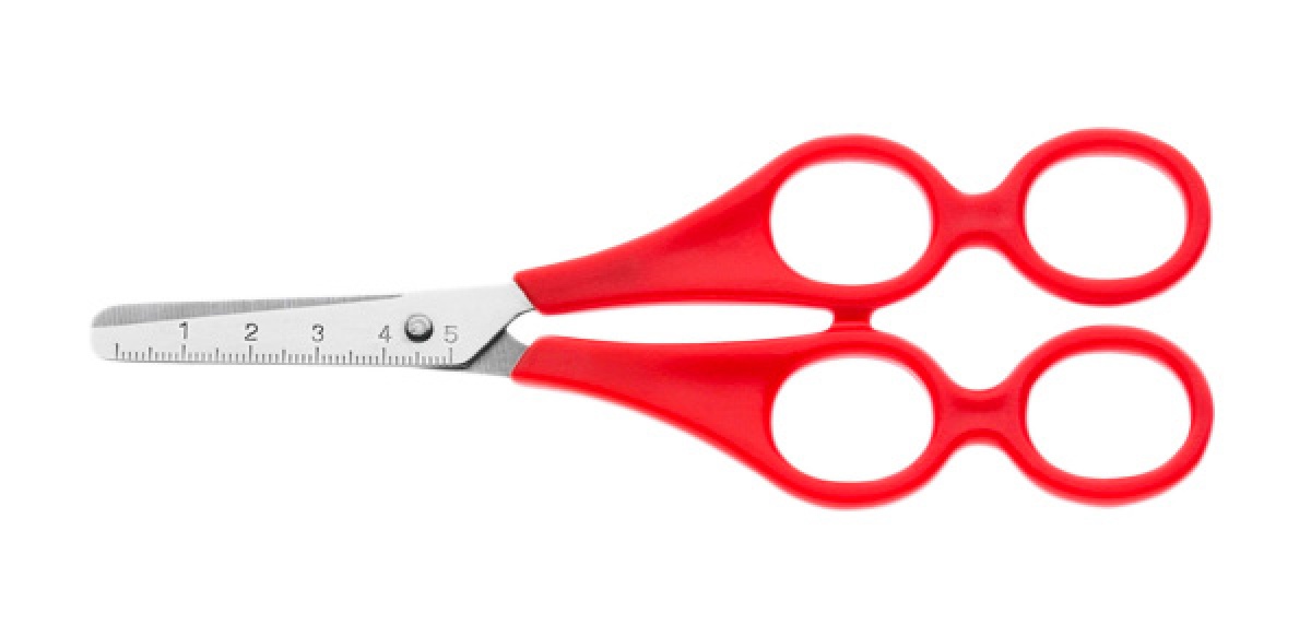 Tesoura pequena com cabo vermelho e régua na lâmina