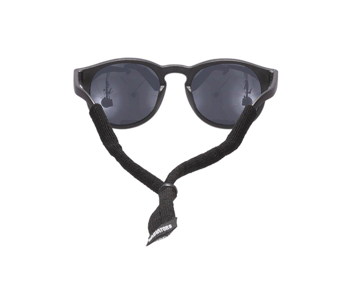 Óculos de sol com armação preta e lente escura com fita preta trançada