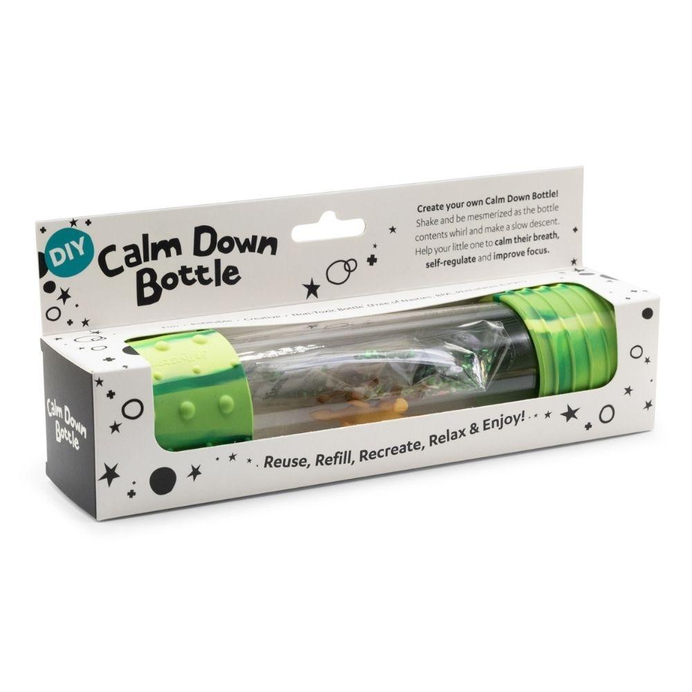 Garrafas Calm Down DIY com tampa verde em caixa branca com texto em inglês