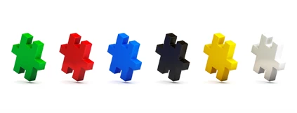 Seis peças plásticas coloridas em forma de bonecos, alinhadas em fundo branco.