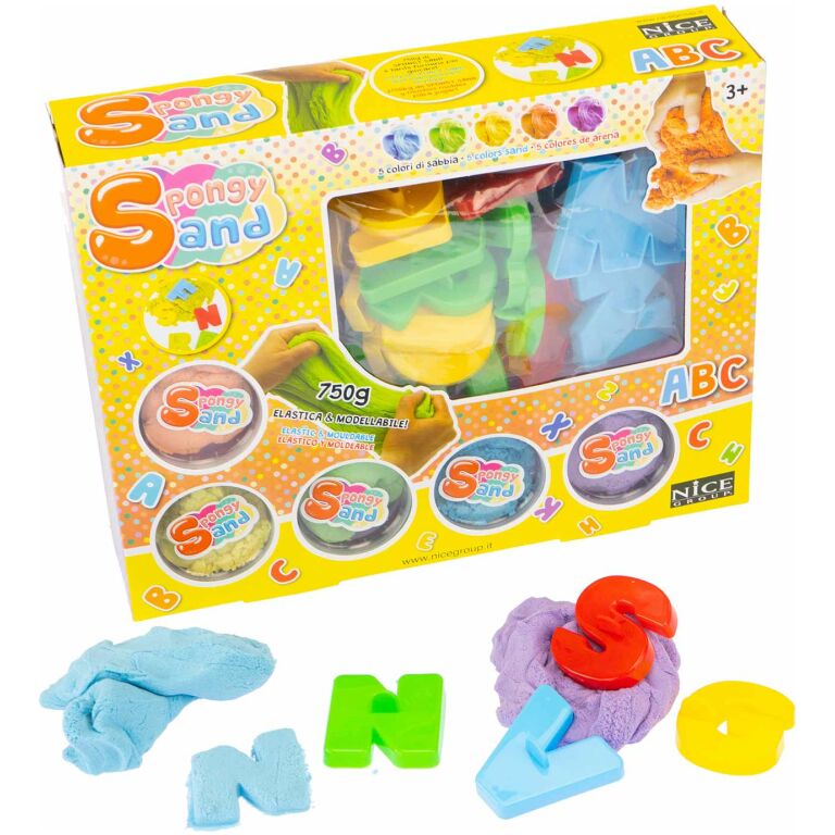 Brinquedo Spongy Sand, areia moldável colorida com letras plásticas ao lado da embalagem