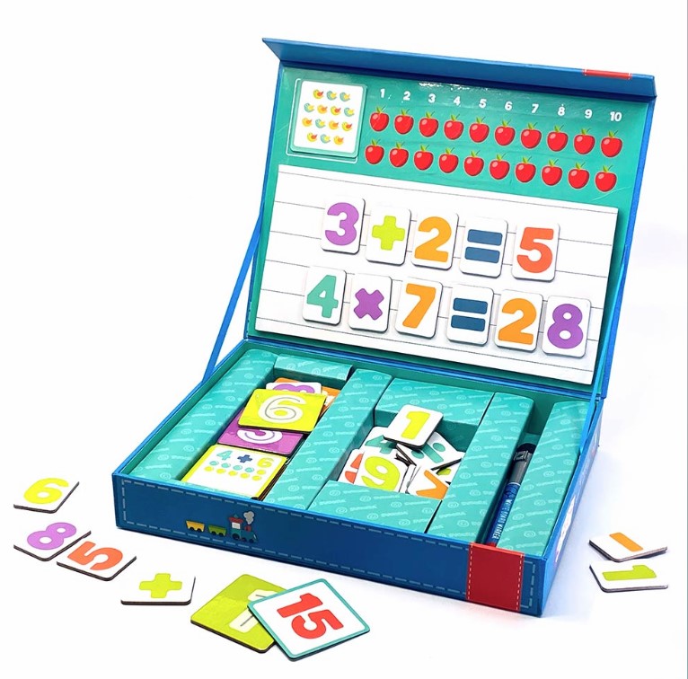 Caixa educativa azul com peças coloridas e tabela de contagem.