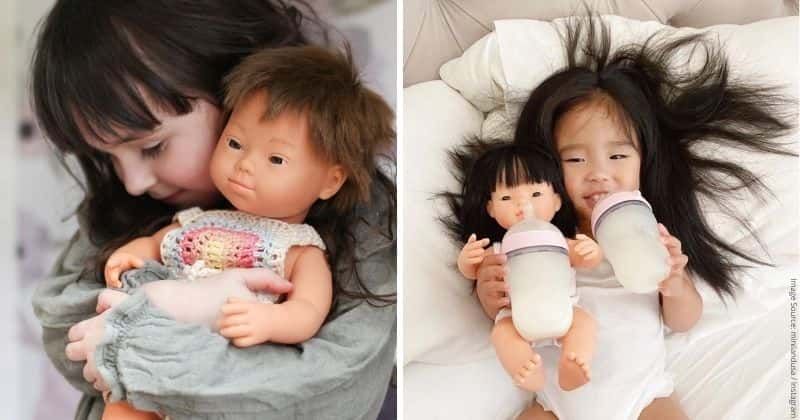 Crianças com bonecas e mamadeiras em camas e abraços.