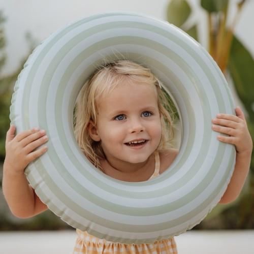 Criança com boia inflável redonda de riscas cinza e branco ao ar livre