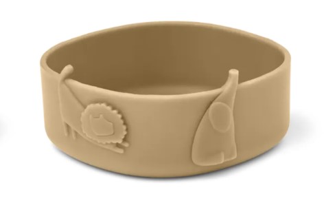 Comedouro redondo bege para animais com relevo de leão e elefante.