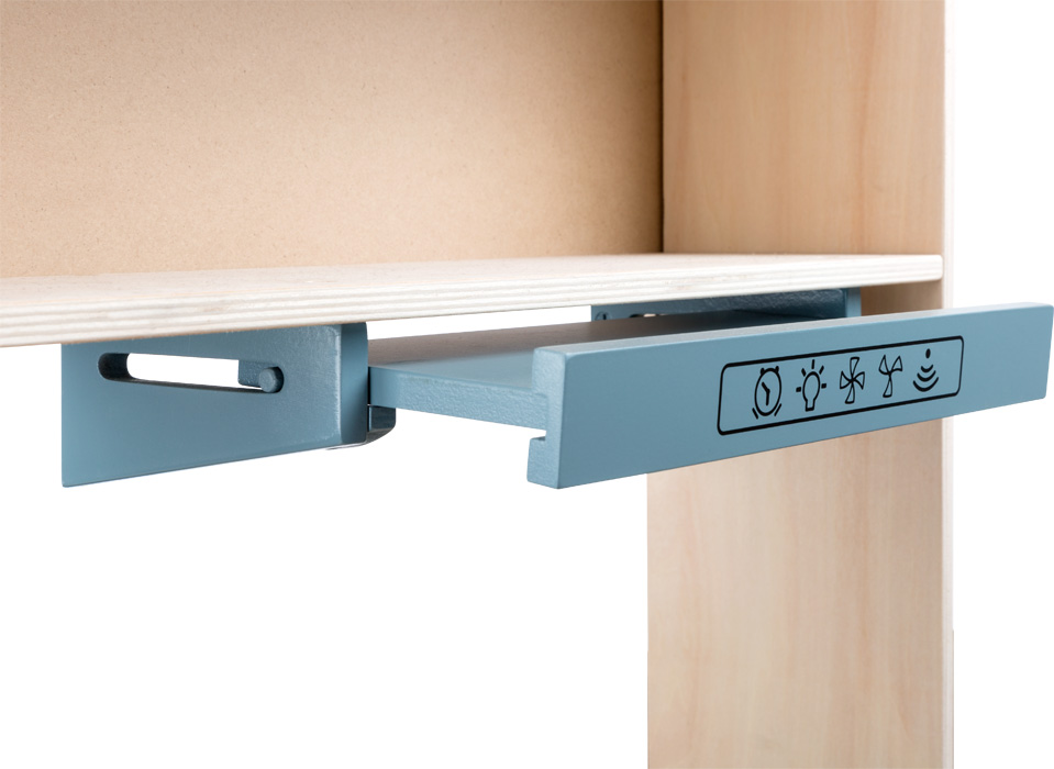 Suporte azul com ícones ligado a prateleira de madeira clara