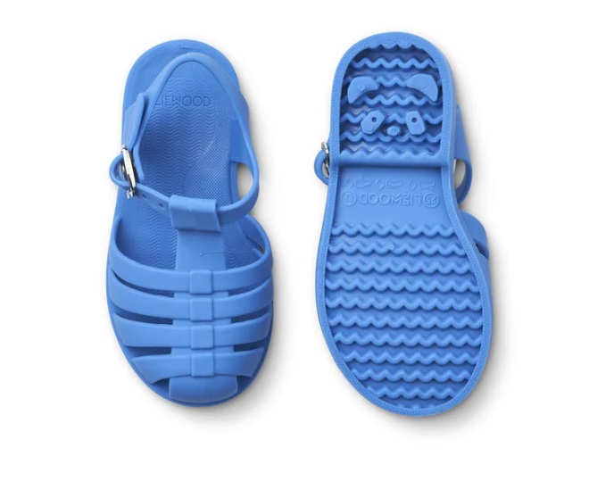 Sandálias azuis de plástico com tiras e sola ondulada