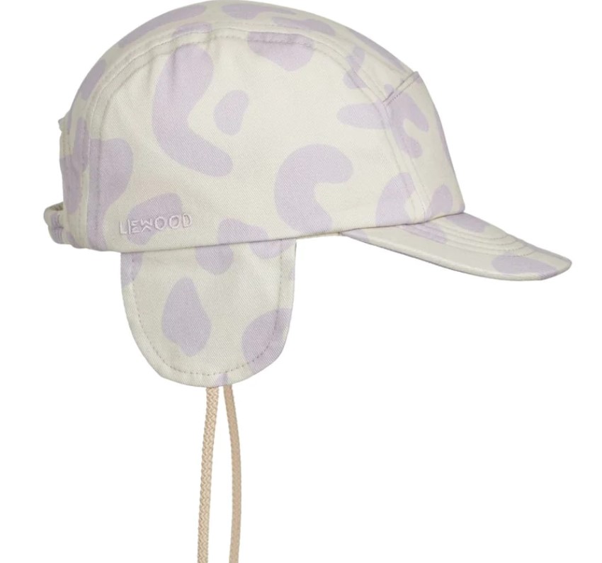 Boné infantil lilás com padrão abstrato, orelheiras e cordões ajustáveis