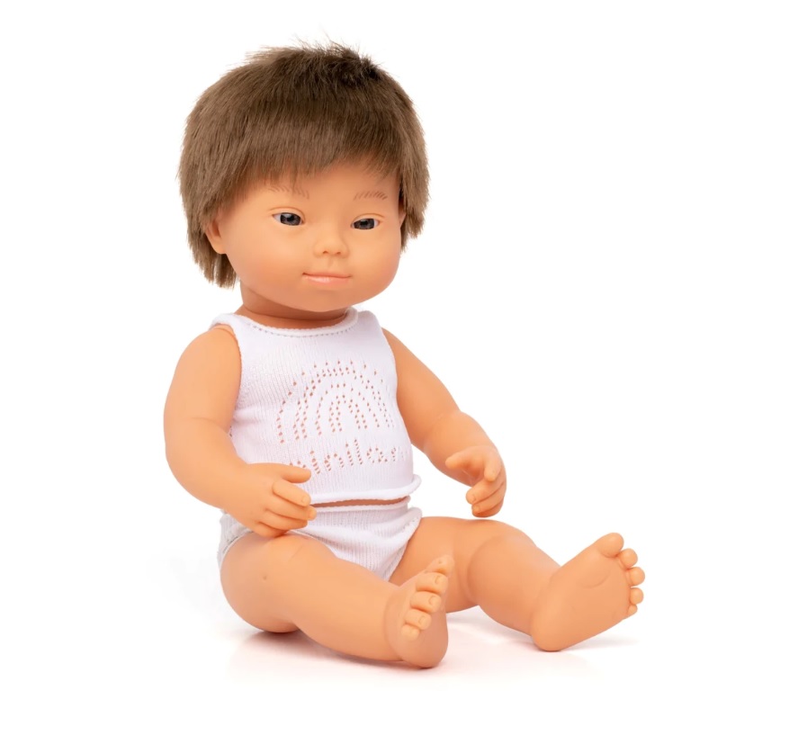 Boneca bebé com conjunto branco, cabelo castanho