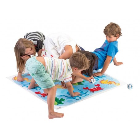 Crianças a jogar num tapete com desenhos de animais marinhos coloridos