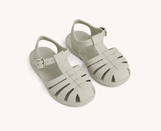 Sandálias fisher brancas com fecho de fivela sobre fundo branco