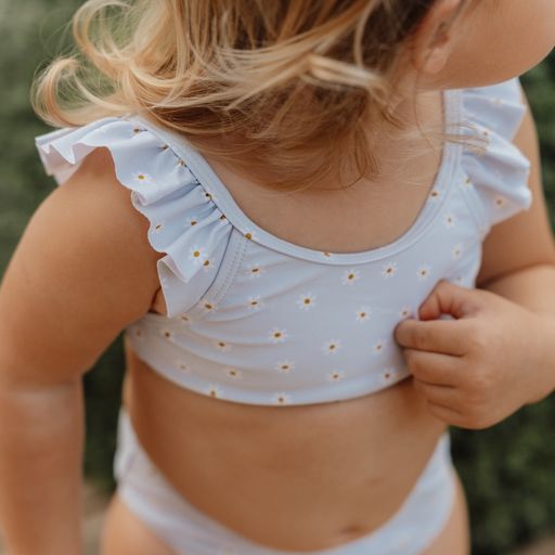 Fato de banho de criança azul claro com padrão de margaridas e folhos nas alças