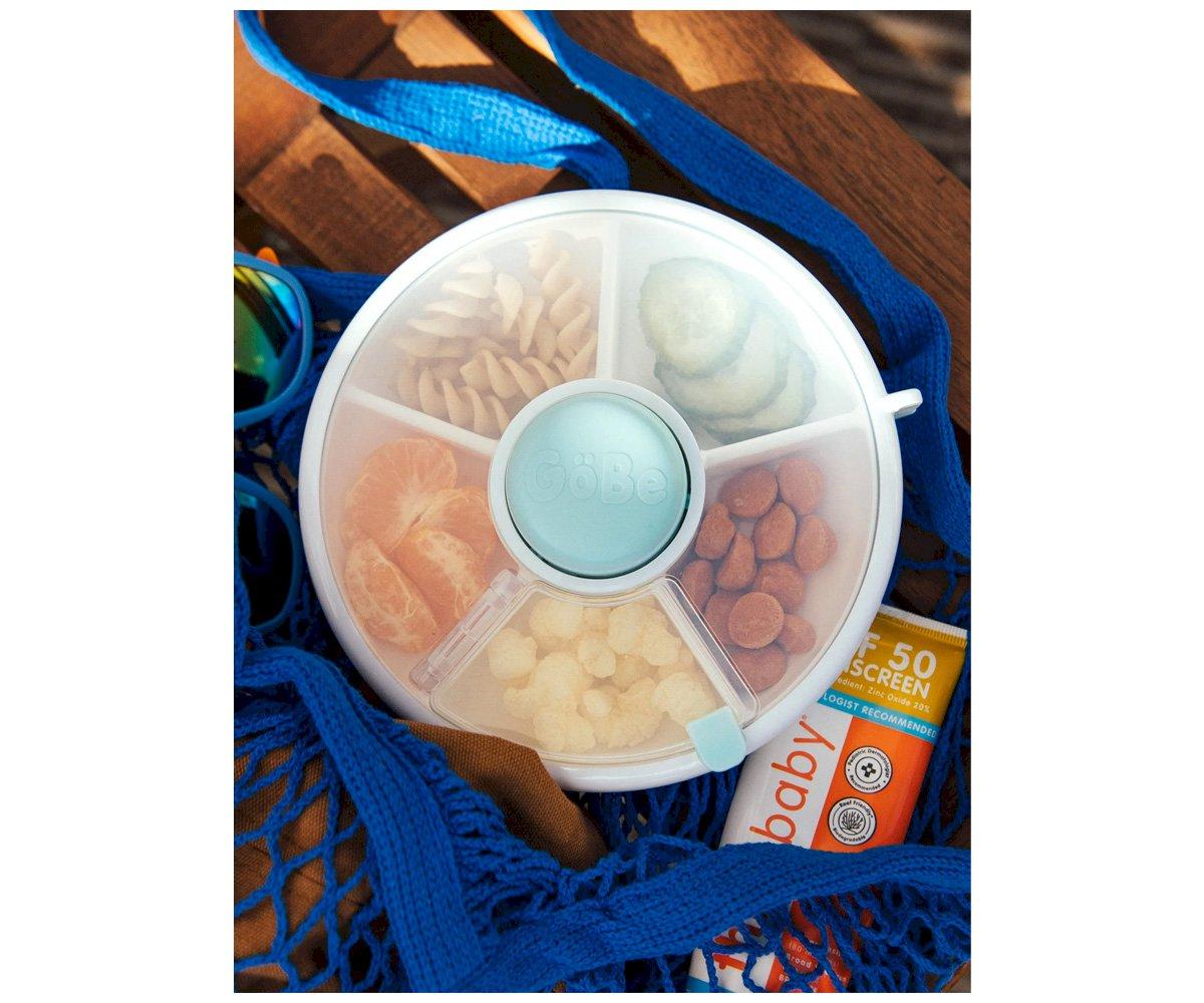 Recipiente round com snacks em compartimentos, rede azul e protetor solar baby SPF 50