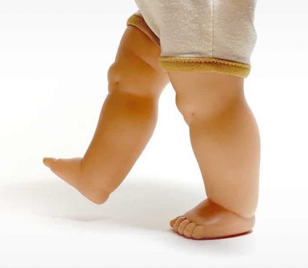 Pernas de boneco com calças bege claras e pele cor de pele