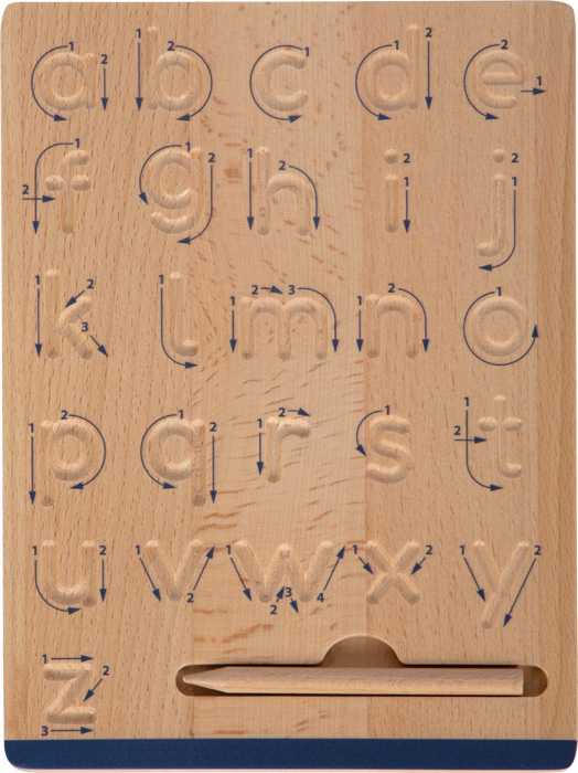 Tabuleiro educativo em madeira clara com letras minúsculas gravadas e caneta de madeira