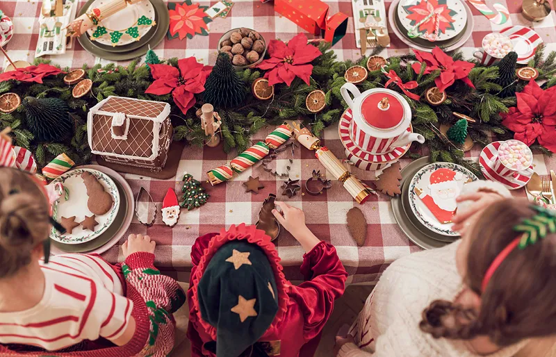 Mesa de Natal decorada com comida e elementos festivos