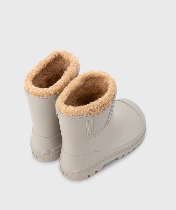 Par de botas bege com interior de pêlo sintético castanho claro