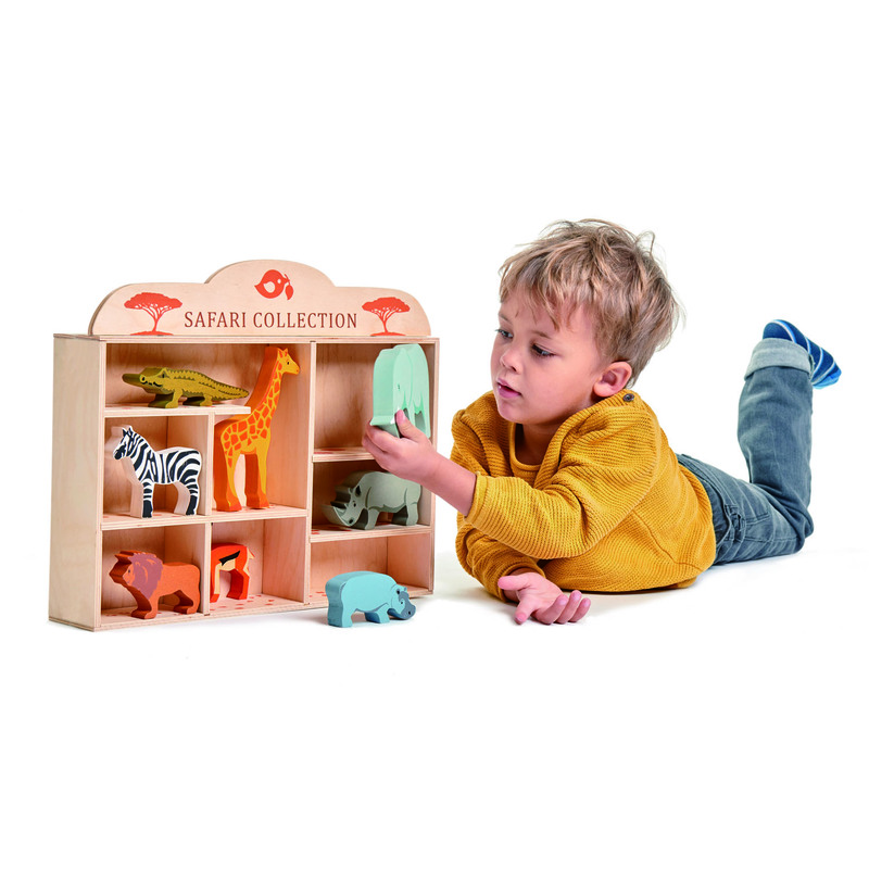 Criança a brincar com brinquedo de madeira Safari Collection com animais coloridos.