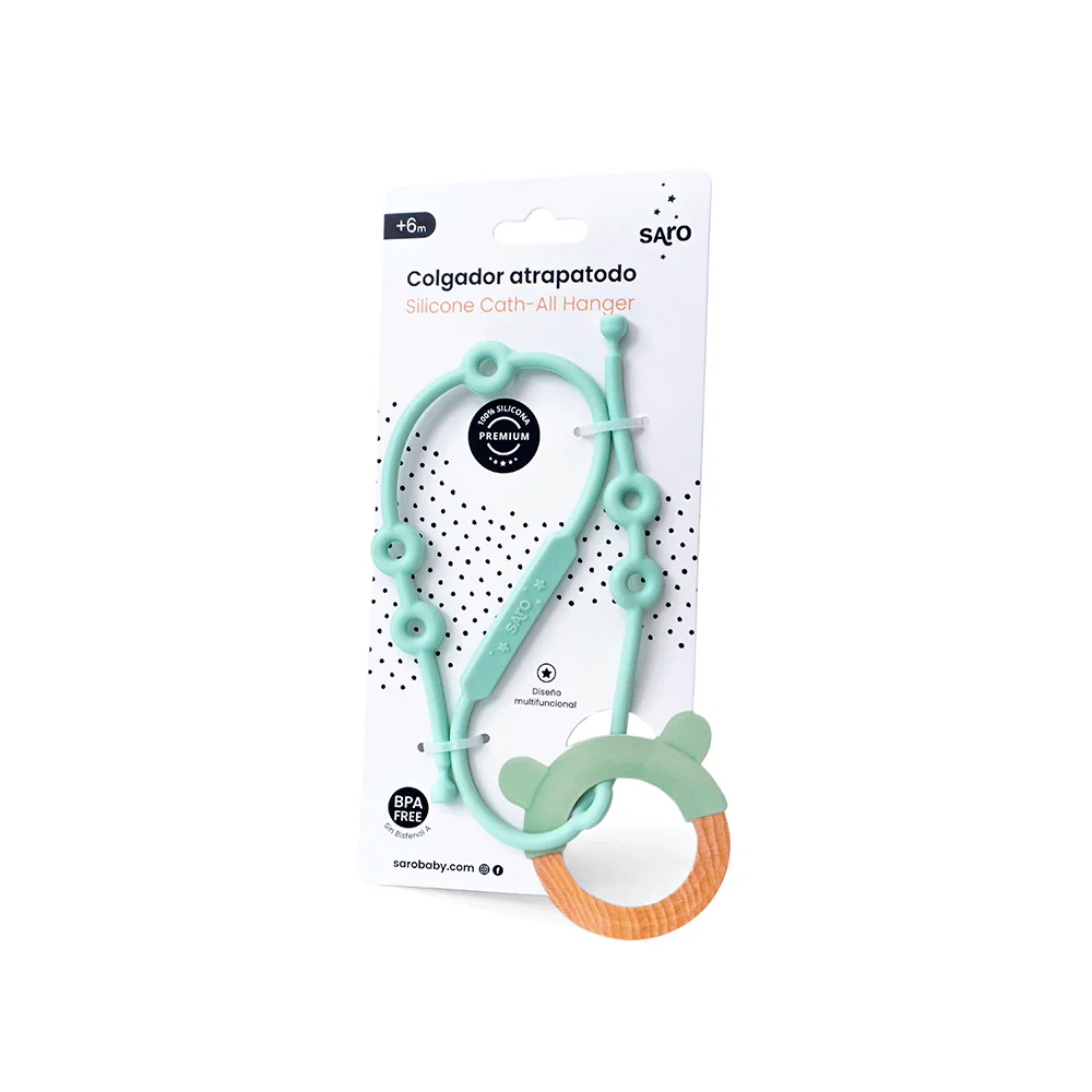 Colgador atrapadodo de silicone verde claro com anel de madeira na embalagem branca