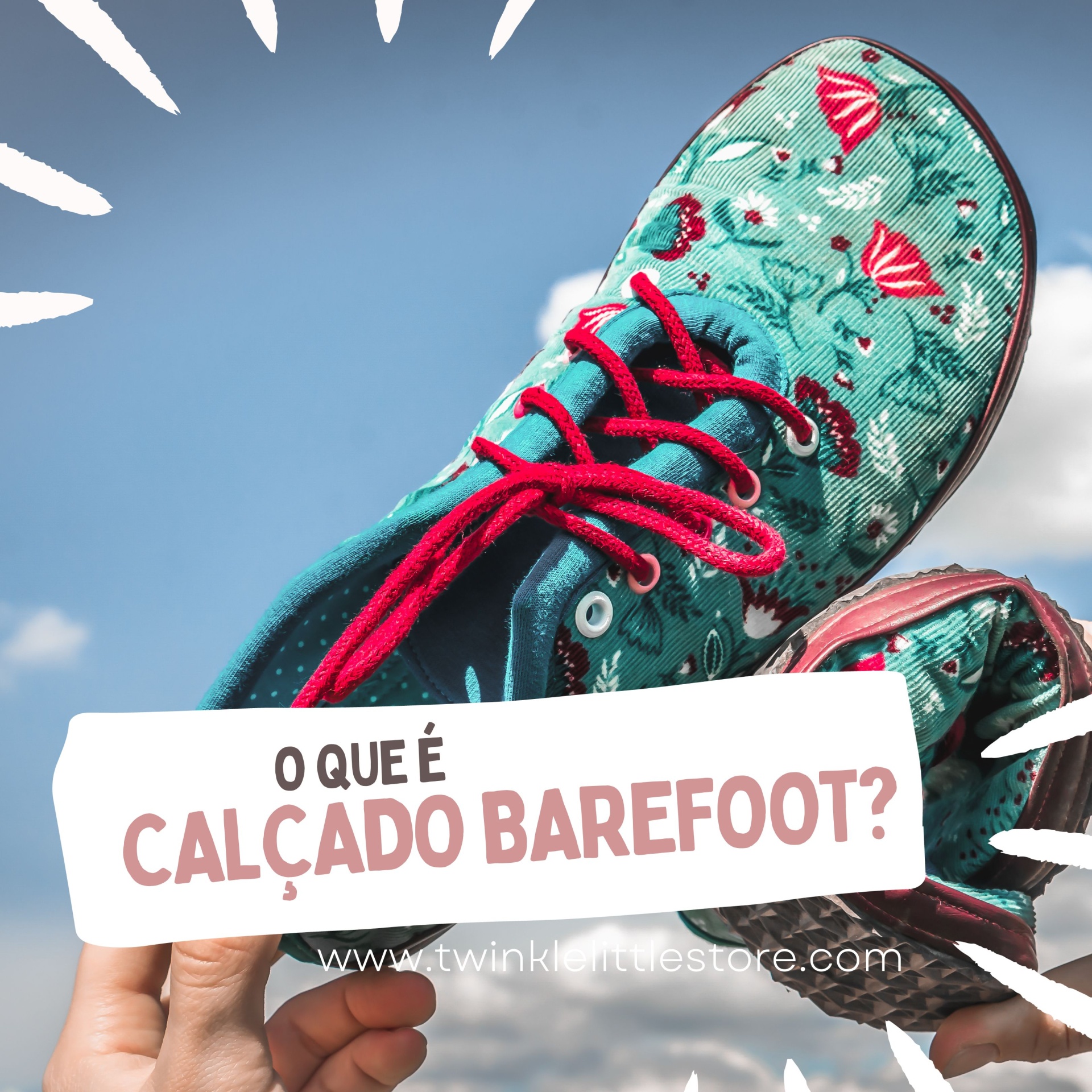 Sapatos barefoot florais com atacadores vermelhos segurados contra o céu azul
