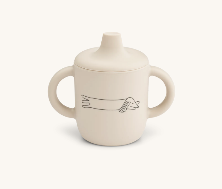 Copo infantil bege com tampa e desenho de cão alongado