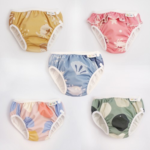 Cinco fraldas reutilizáveis coloridas com padrões abstratos e elásticos brancos