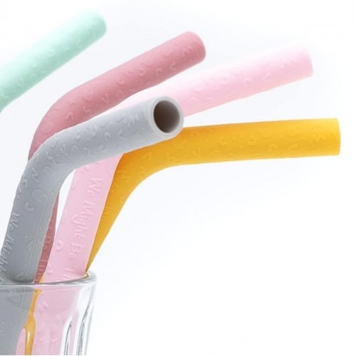 Palhinhas reutilizáveis coloridas em copo de vidro