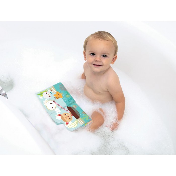 Bebé na banheira com brinquedo colorido de banho