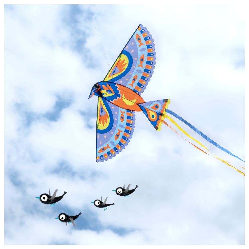 Pipa colorida em forma de pássaro a voar no céu azul com quatro pipas pequenas pretas em forma de aves