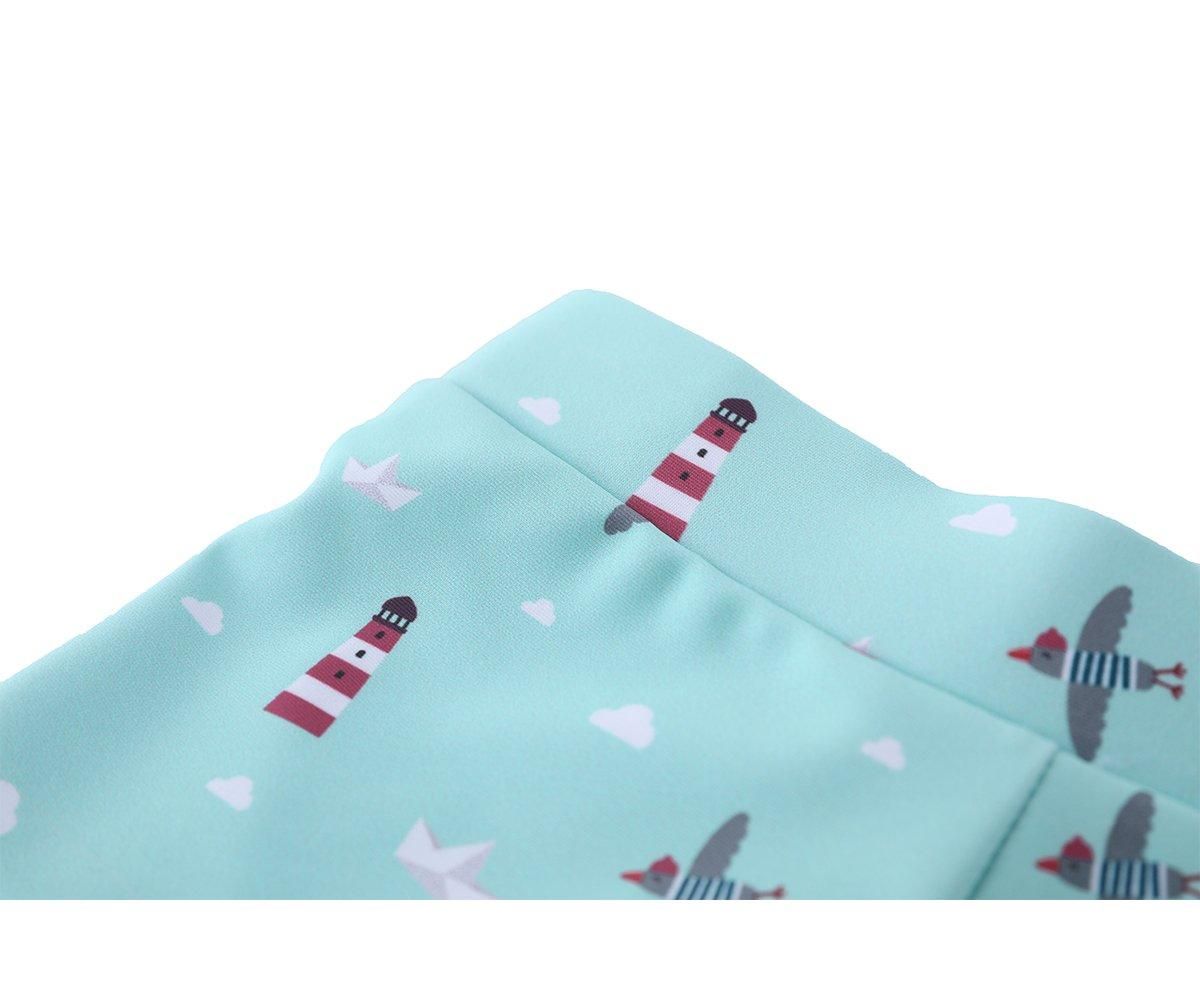 Detalhe de roupa azul clara com padrão de faróis e gaivotas