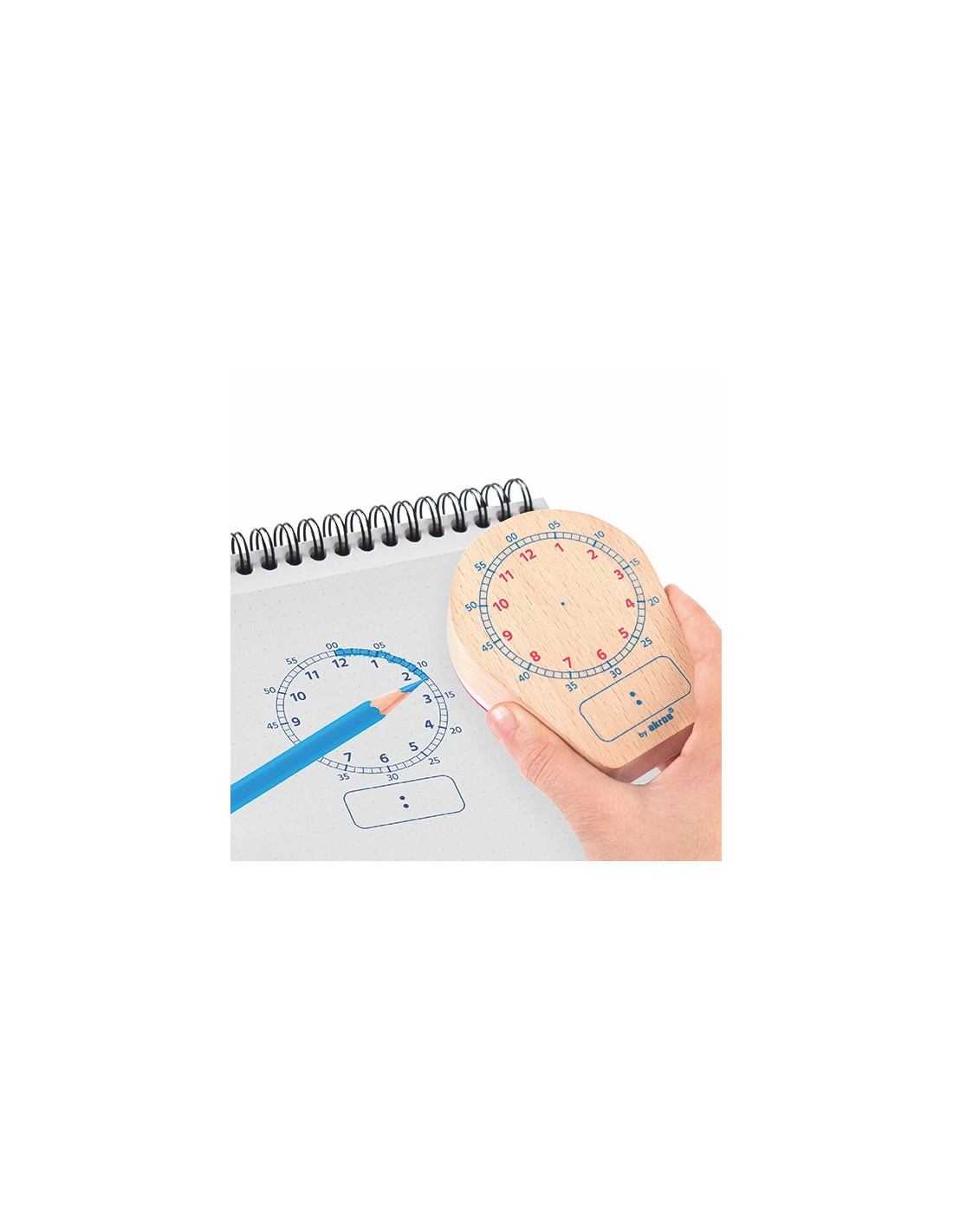 Relógio de madeira com números coloridos e lápis azul sobre caderno de espiral