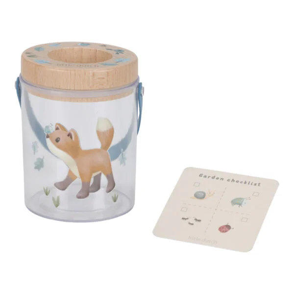 Frasco transparente com tampa de madeira e figura de raposa e cartão ao lado