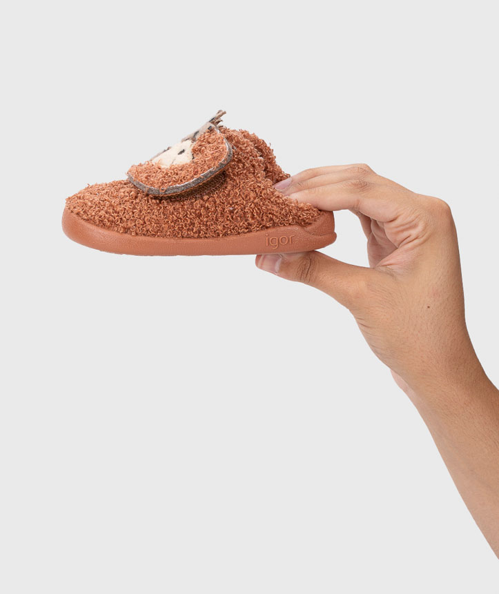 Chinelo infantil castanho felpudo com rosto de animal
