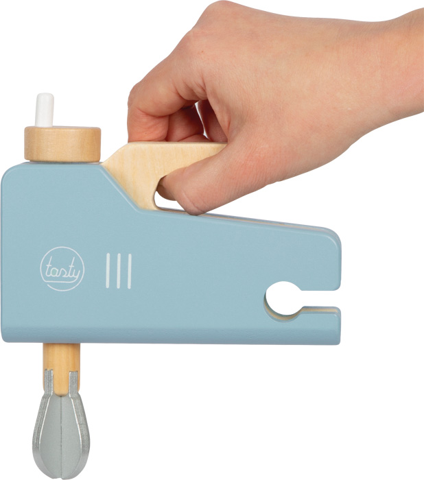 Batedeira de brinquedo azul claro em madeira com partes cinzentas e madeira natural, segurada por uma mão