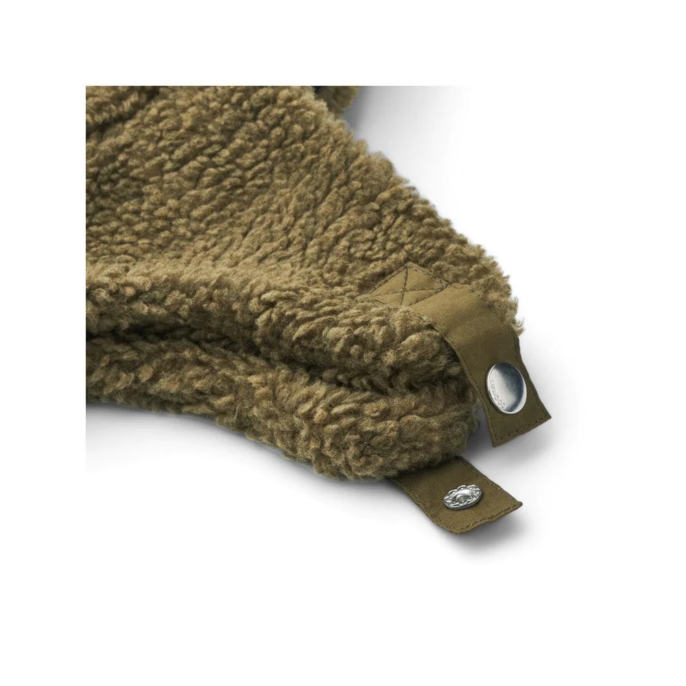 Tecido de pelo sintético castanho com botão de pressão metálico