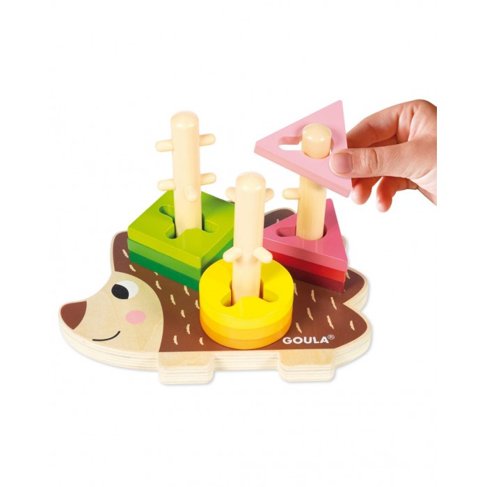 Brinquedo educativo de madeira em forma de ouriço com peças geométricas coloridas