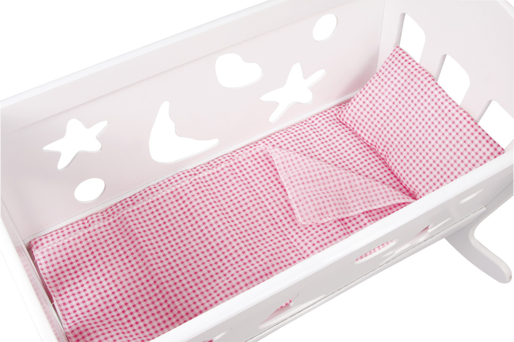 Berço branco com roupa de cama rosa xadrez