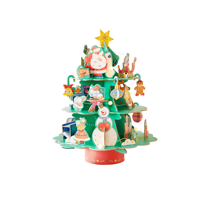 Árvore de Natal decorativa em papel verde com enfeites de Natal coloridos e base vermelha
